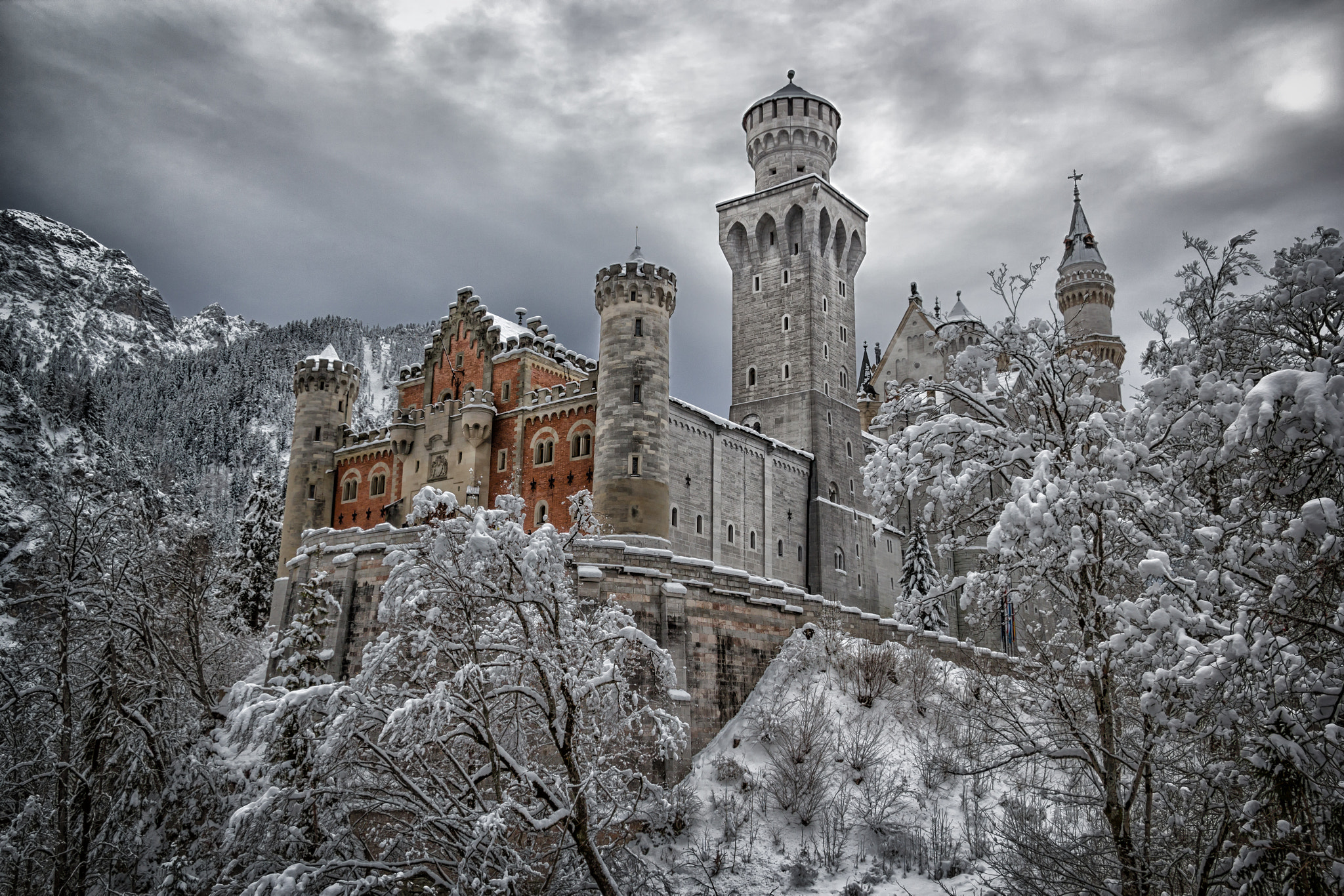 Neuschwanstein_Castle_Snow_%2893462571%29.jpeg