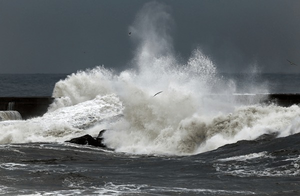 stormy-waves-over-pier-north-600nw-2320177057.jpg