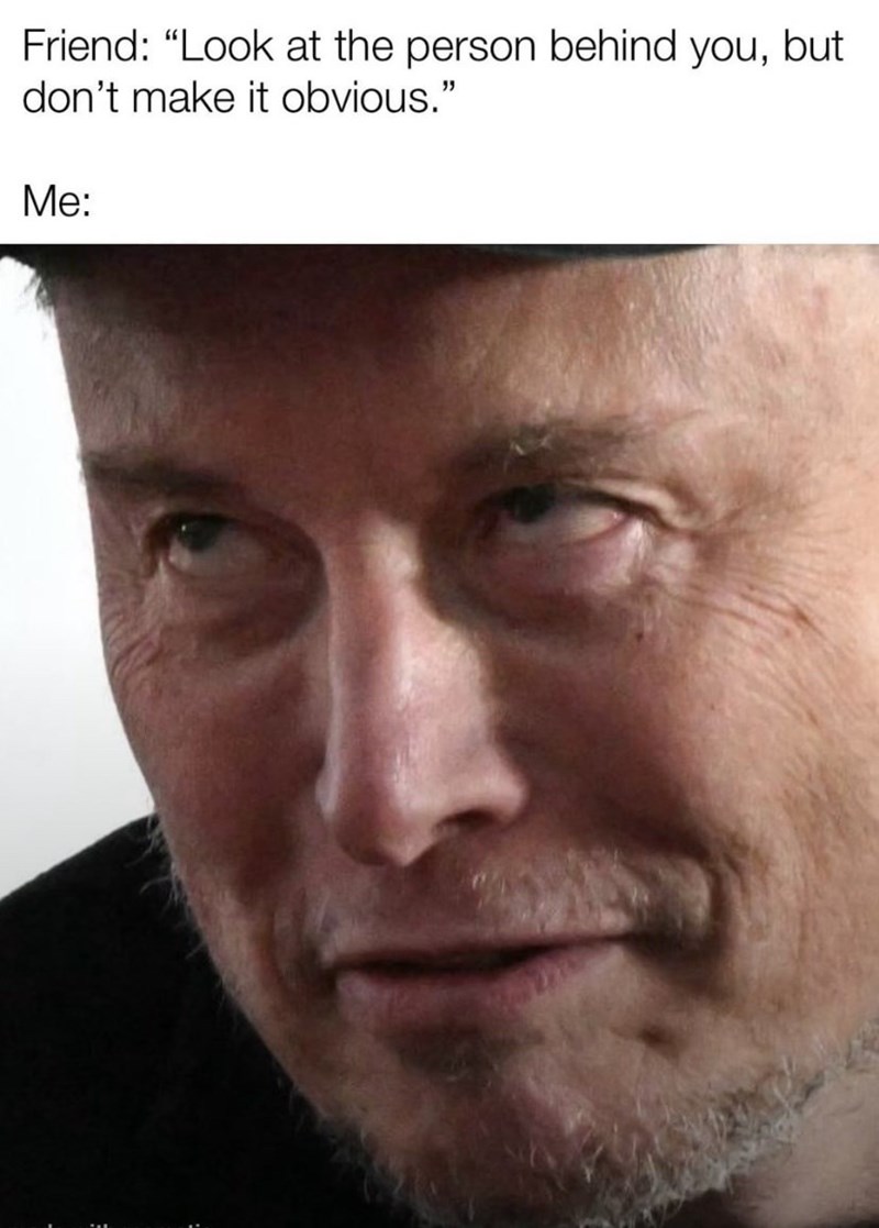 friend-look-at-person-behind-but-dont-make-obvious