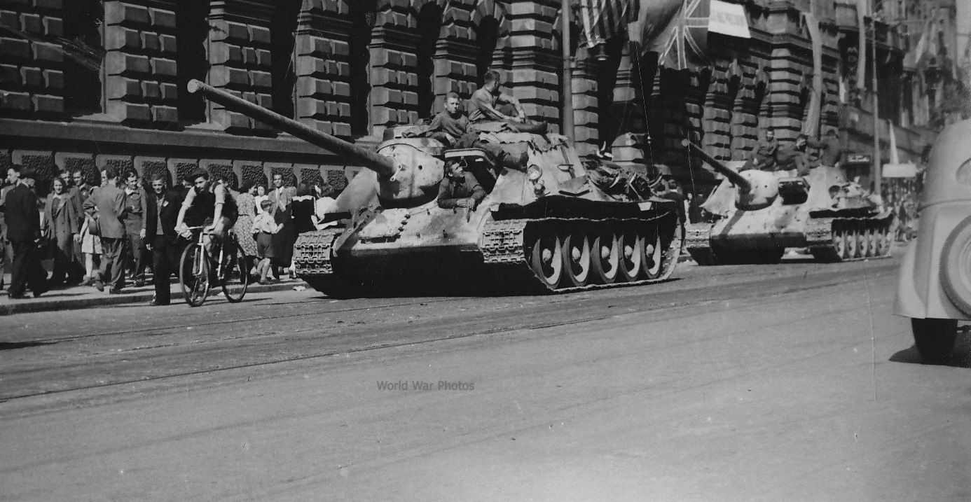 May_1945_Praha_SU-100.jpg
