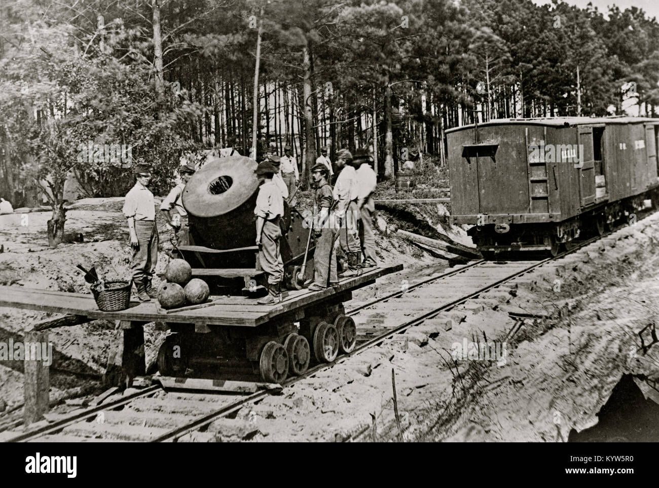 soldiers-with-cannon-on-small-railroad-car-KYW5R0.jpg