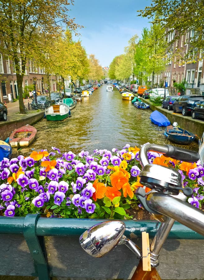 bike-flowers-bridge-amsterdam-canal-netherlands-focus-117256034.jpg